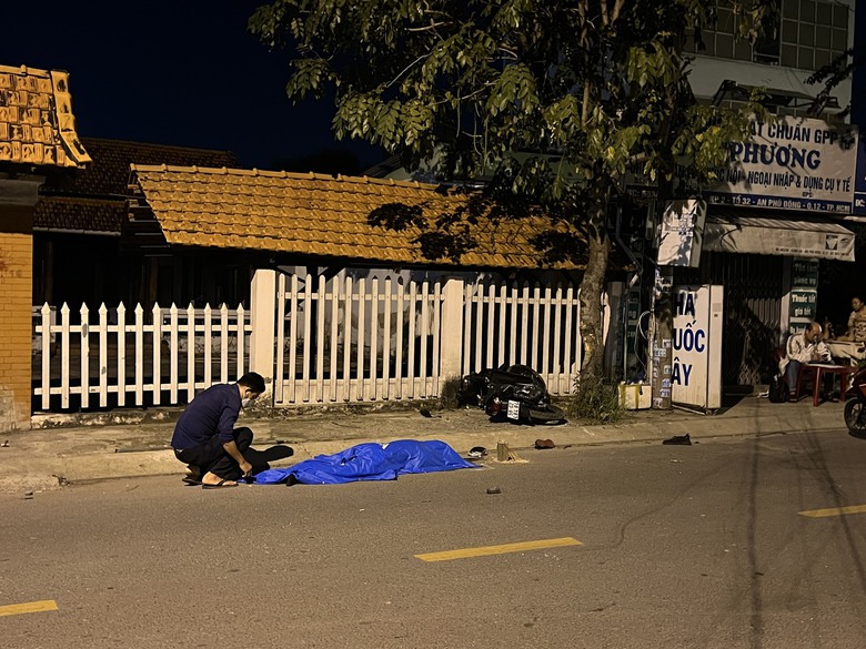 Xe máy lao lên vỉa hè, nam thanh niên tử vong - Ảnh 1. Xe máy lao lên vỉa hè, nam thanh niên tử vong - Ảnh 1.