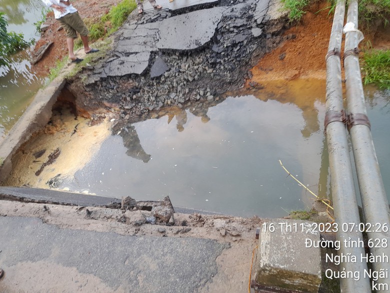 Quảng Ng&atilde;i: Mưa lũ cuốn tr&ocirc;i đường, giao th&ocirc;ng tắc nghẽn - Ảnh 8.