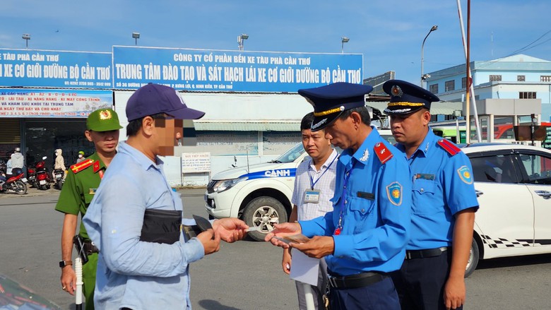 Cần Thơ ra qu&acirc;n kiểm tra xe kh&aacute;ch - Ảnh 1.