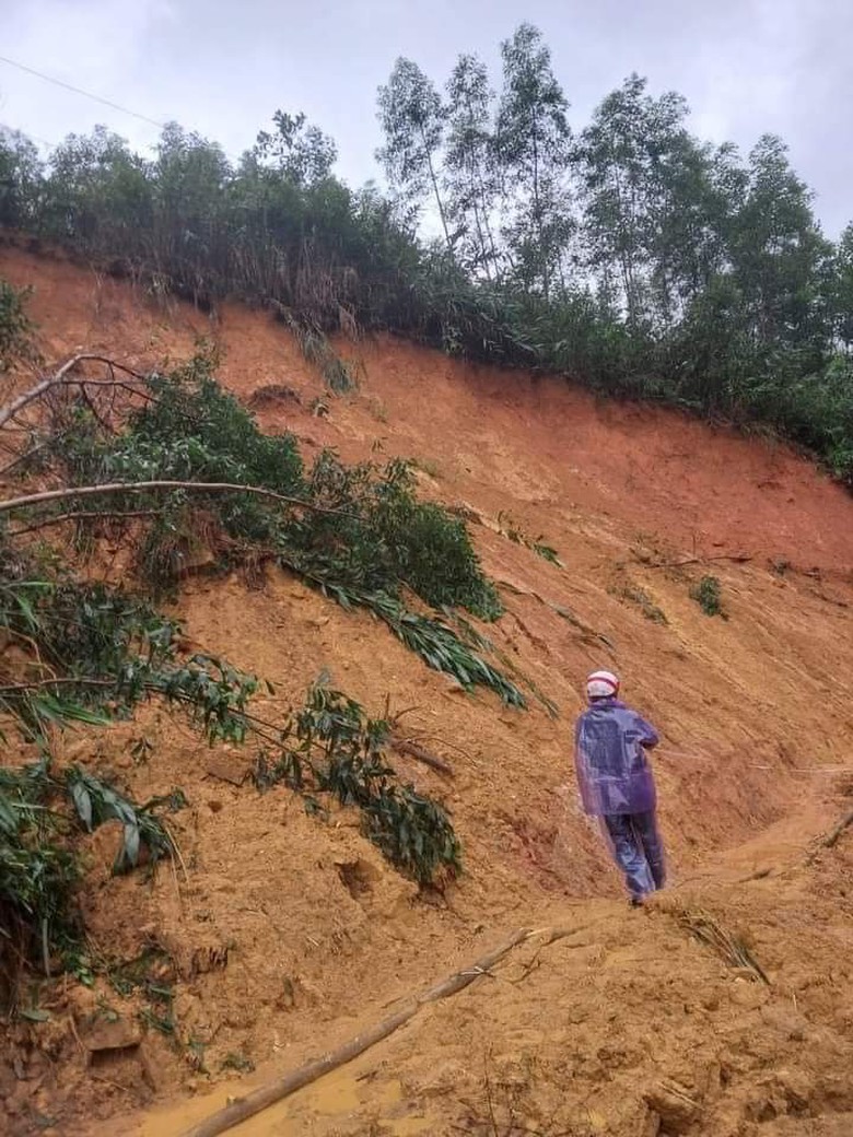 Quảng Ng&atilde;i: Mưa lũ cuốn tr&ocirc;i đường, giao th&ocirc;ng tắc nghẽn - Ảnh 9.