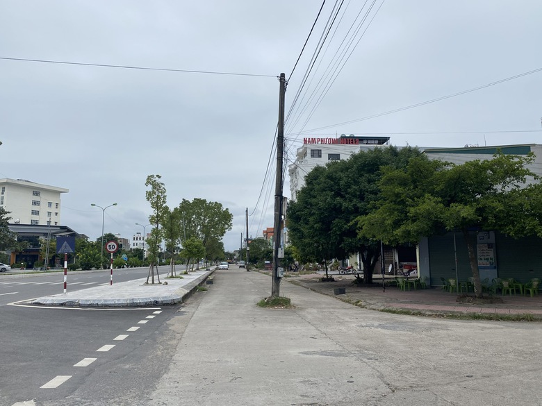 Quảng Ninh: Cột điện &aacute;n ngữ giữa nhiều tuyến đường, tiềm ẩn nguy cơ mất ATGT - Ảnh 1.