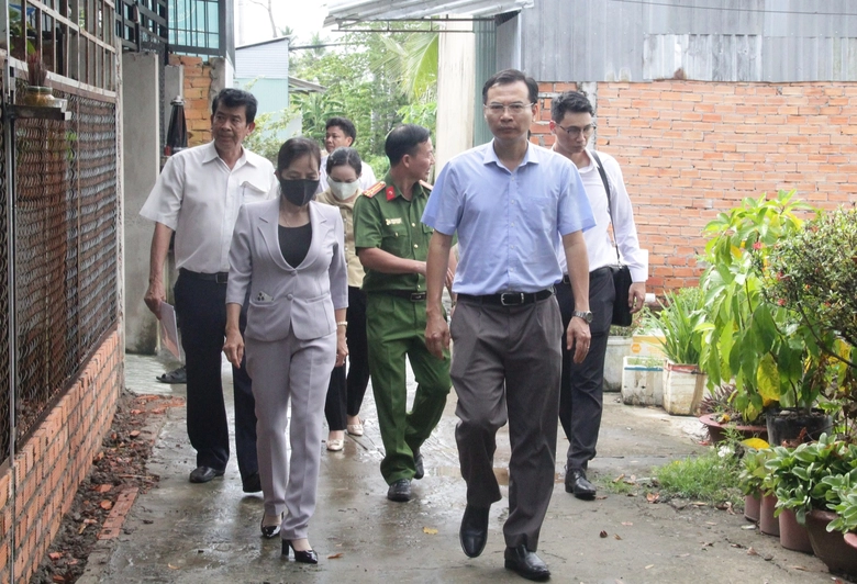 Uỷ ban ATGT Quốc gia thăm gia đ&igrave;nh c&oacute; người tử vong v&igrave; tai nạn giao th&ocirc;ng tại Hậu Giang - Ảnh 1.