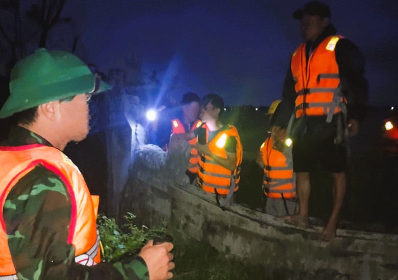 Cứu th&agrave;nh c&ocirc;ng 6 th&agrave;nh vi&ecirc;n đội trạm nh&agrave; mạng đi tiếp nhi&ecirc;n liệu bị lật thuyền ở Huế - Ảnh 1.