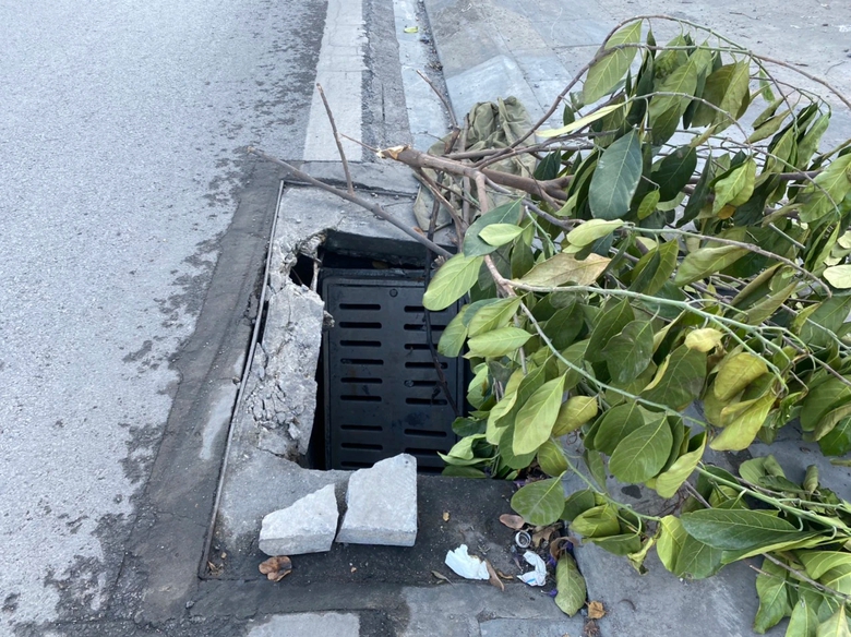 Nắp r&atilde;nh tho&aacute;t nước bị mất, sập, hiểm nguy r&igrave;nh rập người đi đường ở TP Hạ Long - Ảnh 1.