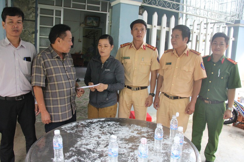 Ban ATGT tỉnh Ninh Thuận thăm hỏi gia đ&igrave;nh đồng b&agrave;o Rắc L&acirc;y tử vong v&igrave; TNGT - Ảnh 3.