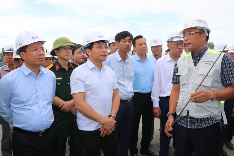 Bộ trưởng GTVT: L&agrave;m "3 ca, 4 k&iacute;p", đưa cao tốc Mỹ Thuận - Cần Thơ về đ&iacute;ch cuối năm - Ảnh 2.