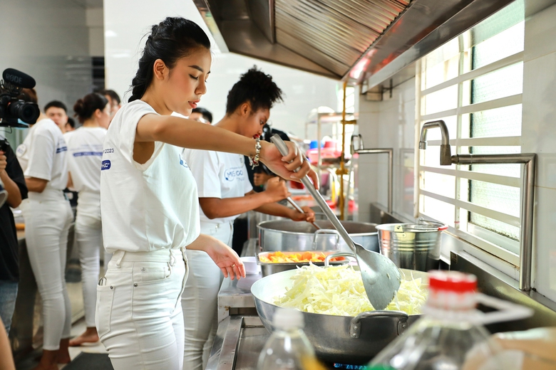 55 th&iacute; sinh T&ocirc;i l&agrave; Hoa hậu Ho&agrave;n vũ về Bạc Li&ecirc;u nấu ăn từ thiện, g&acirc;y quỹ được 500 triệu - Ảnh 4.