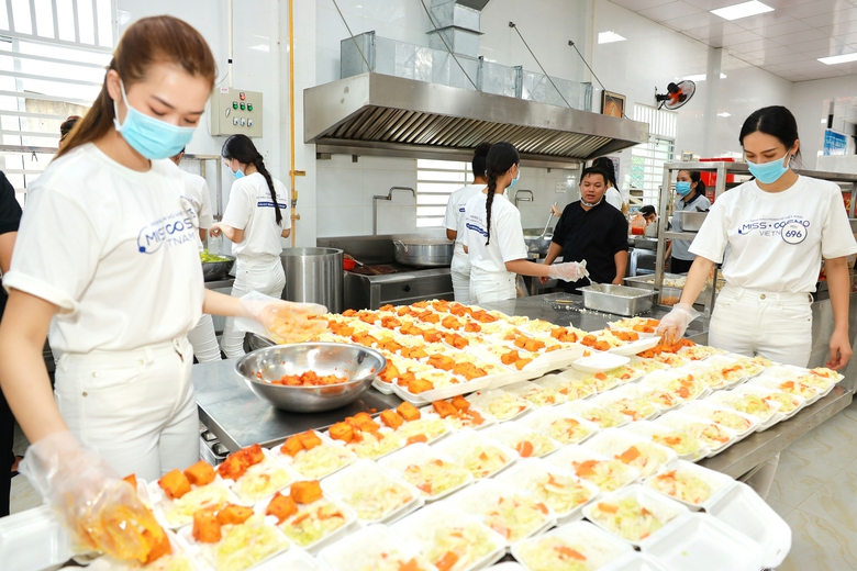 55 th&iacute; sinh T&ocirc;i l&agrave; Hoa hậu Ho&agrave;n vũ về Bạc Li&ecirc;u nấu ăn từ thiện, g&acirc;y quỹ được 500 triệu - Ảnh 5.