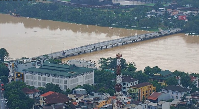 Mưa lũ tại Huế, Quảng Trị l&agrave;m 6 người chết v&agrave; mất t&iacute;ch, nhiều nơi đang ngập s&acirc;u - Ảnh 2.