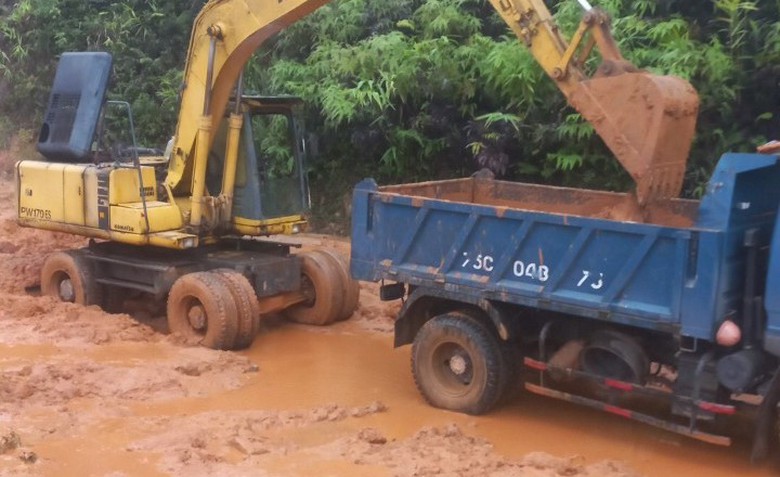 Nỗ lực th&ocirc;ng điểm sạt lở tắc đường c&ograve;n lại tr&ecirc;n đường Hồ Ch&iacute; Minh qua Thừa Thi&ecirc;n Huế - Ảnh 3.