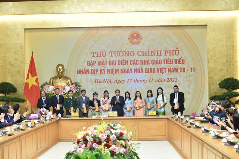 Thủ tướng: Ho&agrave;n thiện cơ chế đ&atilde;i ngộ để gi&aacute;o vi&ecirc;n hưởng lương xứng với c&ocirc;ng sức  - Ảnh 2.