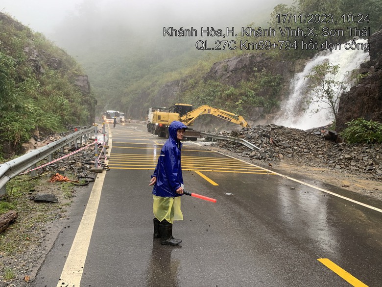 Quốc lộ 27C đ&atilde; th&ocirc;ng xe hai l&agrave;n sau sạt lở tr&ecirc;n đ&egrave;o Kh&aacute;nh L&ecirc; - Ảnh 3.