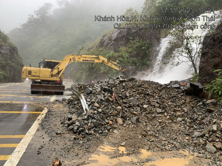 Quốc lộ 27C đ&atilde; th&ocirc;ng xe hai l&agrave;n sau sạt lở tr&ecirc;n đ&egrave;o Kh&aacute;nh L&ecirc; - Ảnh 1.