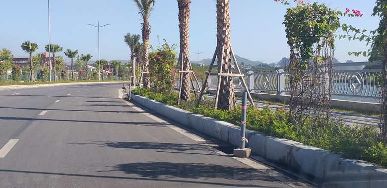 Nắp r&atilde;nh tho&aacute;t nước bị mất, sập, hiểm nguy r&igrave;nh rập người đi đường ở TP Hạ Long - Ảnh 5.
