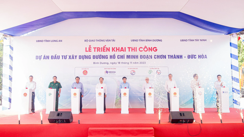 “Vượt nắng, thắng mưa” đưa đường Hồ Chí Minh về đích đúng hạn - Ảnh 2. “Vượt nắng, thắng mưa” đưa đường Hồ Chí Minh về đích đúng hạn - Ảnh 2.