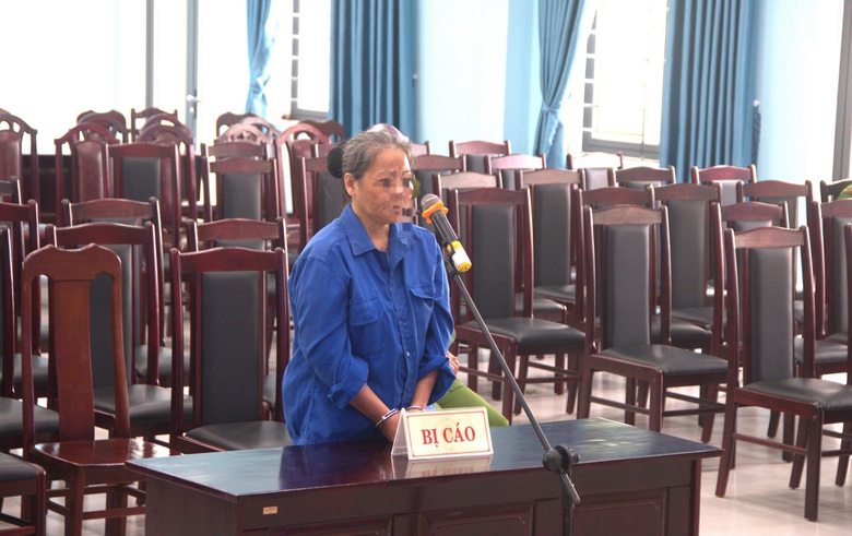 Mẹ v&agrave; hai con g&aacute;i c&ugrave;ng v&agrave;o t&ugrave; do bu&ocirc;n b&aacute;n ma t&uacute;y - Ảnh 1.