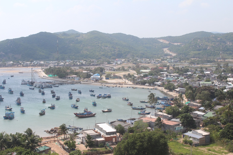 Ninh Thuận: Ngang nhi&ecirc;n chiếm đường giao th&ocirc;ng, l&agrave;m nơi bu&ocirc;n b&aacute;n ở vịnh Vĩnh Hy - Ảnh 1.