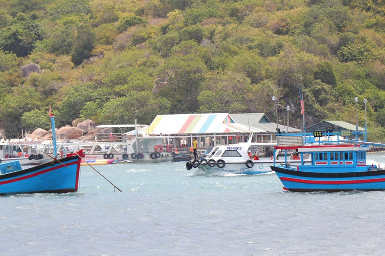 Ninh Thuận: Ngang nhi&ecirc;n chiếm đường giao th&ocirc;ng, l&agrave;m nơi bu&ocirc;n b&aacute;n ở vịnh Vĩnh Hy - Ảnh 2.