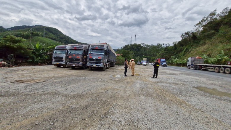 7 xe đầu k&eacute;o qu&aacute; tải "thi gan" 3 ng&agrave;y vẫn bị CSGT xử l&yacute; tại Lạng Sơn - Ảnh 1.