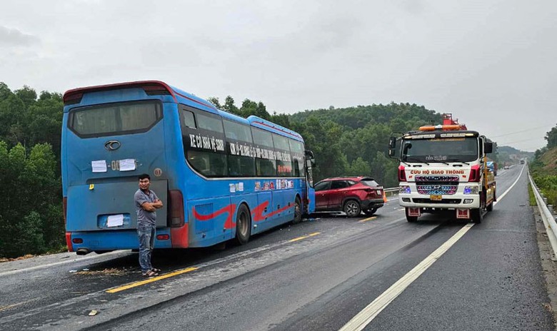 &Ocirc; t&ocirc; kh&aacute;ch t&ocirc;ng &ocirc; t&ocirc; con đang đỗ ở l&agrave;n khẩn cấp tại Km 4+650 đường cao tốc Cam Lộ - La Sơn để cứu nạn &ocirc; t&ocirc; tải bị lật