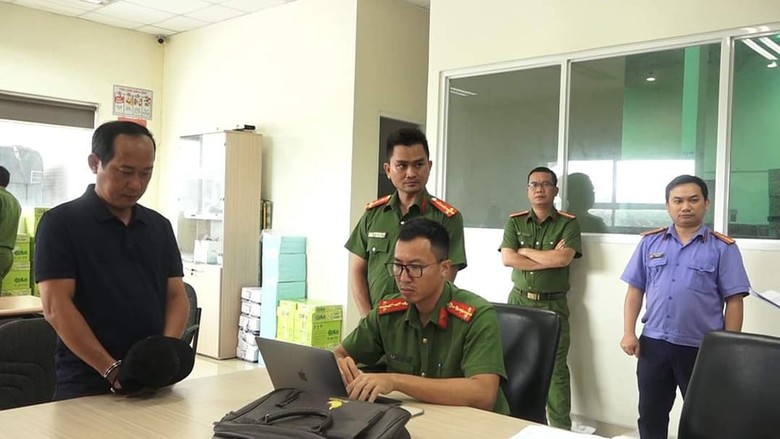 Bắt thủ kho l&agrave;m giả lệnh xuất h&agrave;ng để "cuỗm" gần 1 tỷ - Ảnh 1.