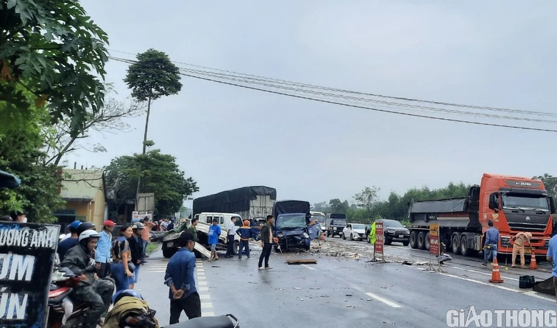 &Ocirc; t&ocirc; tải rụng 2 b&aacute;nh trước sau khi t&ocirc;ng xe tải c&ugrave;ng chiều, đ&acirc;m dải ph&acirc;n c&aacute;ch QL1 - Ảnh 1.