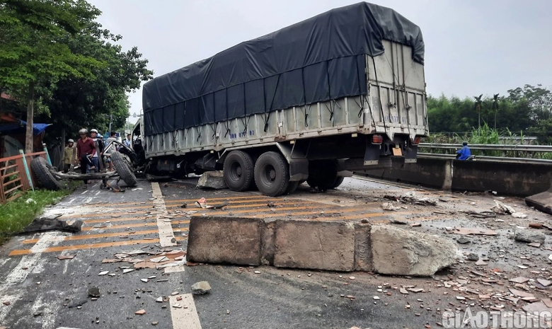 &Ocirc; t&ocirc; tải rụng 2 b&aacute;nh trước sau khi t&ocirc;ng xe tải c&ugrave;ng chiều, đ&acirc;m dải ph&acirc;n c&aacute;ch QL1 - Ảnh 3.