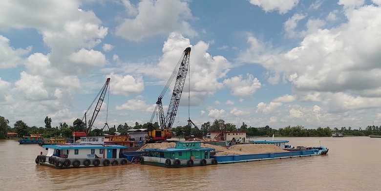 To&agrave;n cảnh vụ Chủ tịch An Giang bị bắt li&ecirc;n quan đường d&acirc;y khai th&aacute;c c&aacute;t lậu - Ảnh 4.