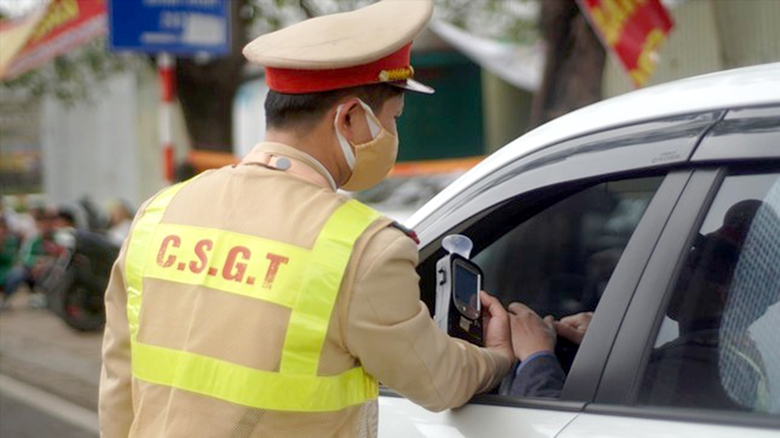 Những t&igrave;nh huống bi h&agrave;i khi CSGT đối mặt &ldquo;ma men&rdquo; - Ảnh 1.