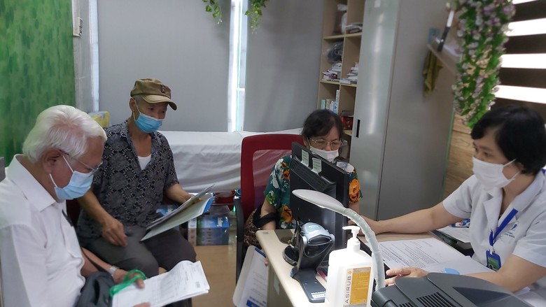 Thời tiết "ng&agrave;y 4 m&ugrave;a", nhiều người gi&agrave; nhập viện v&igrave; vi&ecirc;m phổi, xương khớp  - Ảnh 1.