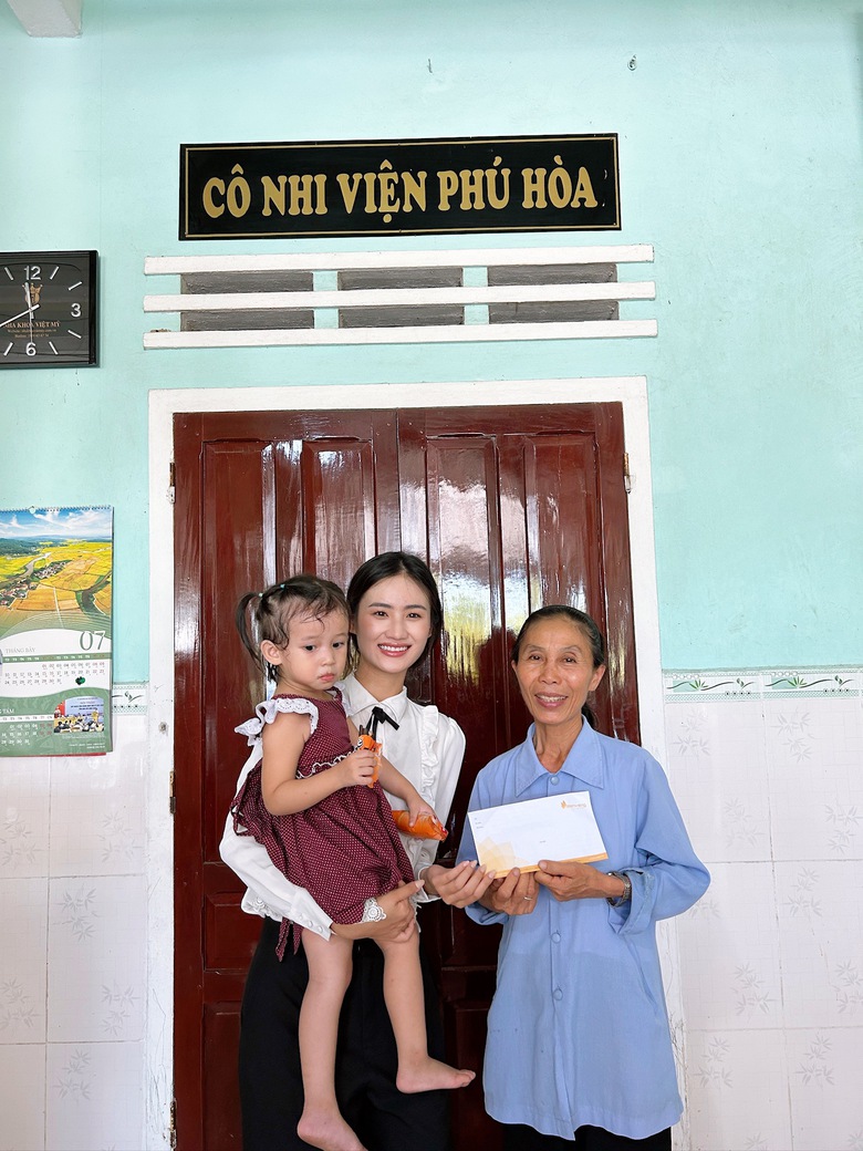 &Yacute; Nhi thăm và ủng hộ Cô nhi viện Phú Hòa, Quảng Ngãi