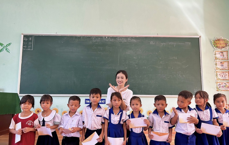 Clip Hoa hậu &Yacute; Nhi xin lỗi c&ocirc;ng ch&uacute;ng v&agrave; gửi lời ch&agrave;o đi du học tại &Uacute;c - Ảnh 4.