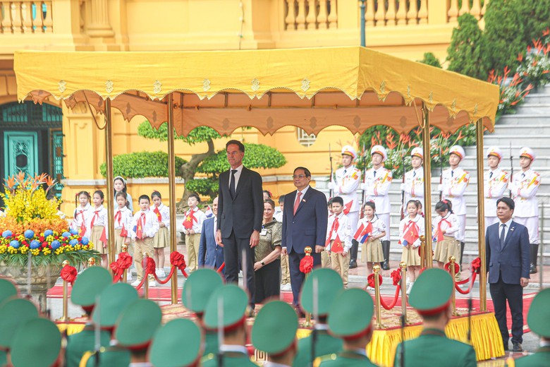 Toàn cảnh lễ đón Thủ tướng Hà Lan Mark Rutte - Ảnh 3. Toàn cảnh lễ đón Thủ tướng Hà Lan Mark Rutte - Ảnh 3.