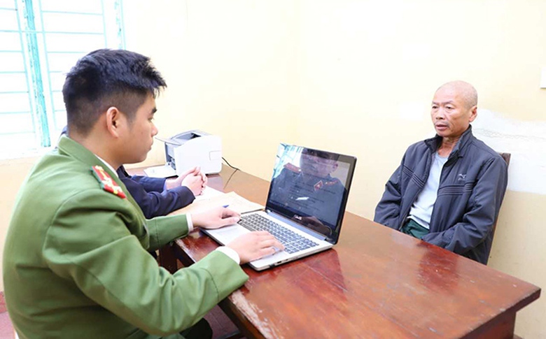 Y&ecirc;n B&aacute;i: Bắt giữ đối tượng c&oacute; h&agrave;nh vi uống rượu đốt nh&agrave; ch&eacute;m c&ocirc;ng an - Ảnh 1.