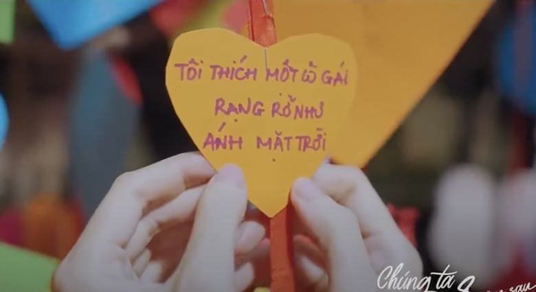 Dương bất ngờ khi nhận được d&ograve;ng tin nhắn tỏ t&igrave;nh.