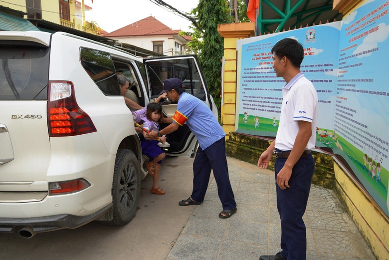 Hạn chế &ugrave;n tắc giao th&ocirc;ng giờ cao điểm nhờ m&ocirc; h&igrave;nh cổng trường ATGT  - Ảnh 1.