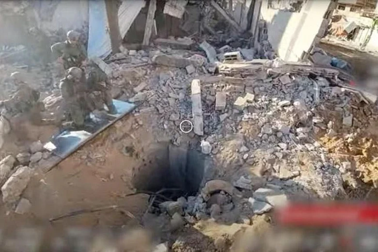 Qu&acirc;n đội Israel th&ocirc;ng b&aacute;o ph&aacute;t hiện đường hầm d&agrave;i 55m b&ecirc;n dưới bệnh viện lớn nhất Dải Gaza - Ảnh 1.