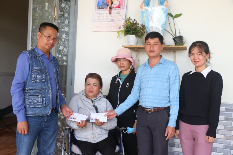 Hỗ trợ hơn 57 triệu đồng cho người đ&agrave;n b&agrave; bại liệt chồng mất v&igrave; ung thư, con mất do TNGT - Ảnh 1.