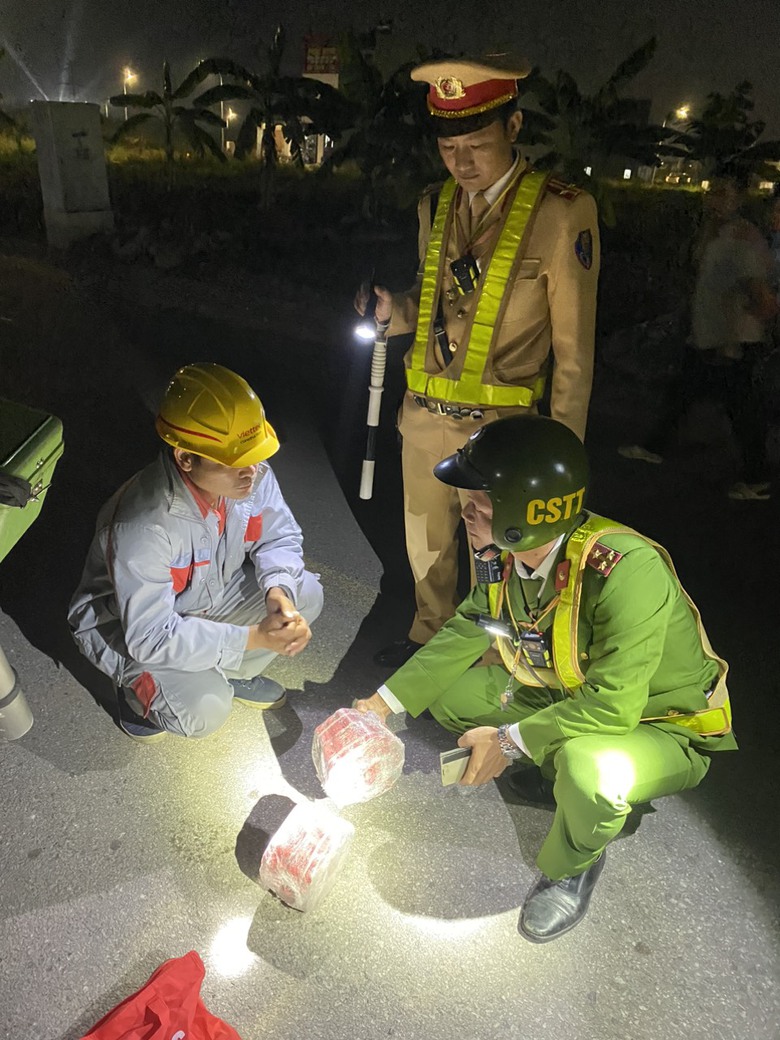 Tạm giữ t&agrave;i xế vi phạm nồng độ cồn kịch khung, t&agrave;ng trữ ph&aacute;o nổ tại Bắc Giang - Ảnh 1.