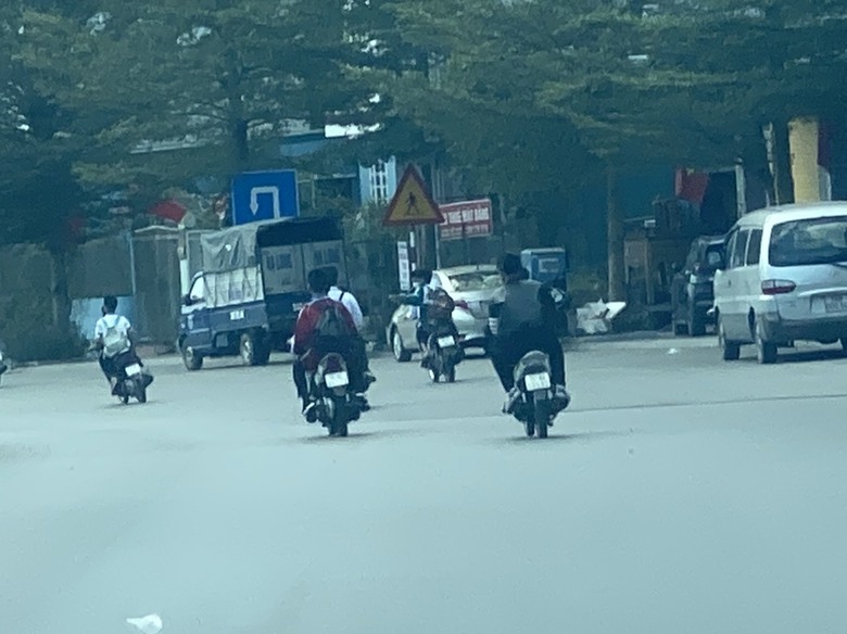 Học sinh "đầu trần" đi xe m&ocirc; t&ocirc;, xe gắn m&aacute;y dễ gặp tr&ecirc;n nhiều tuyến đường ở Quảng Ninh - Ảnh 1.