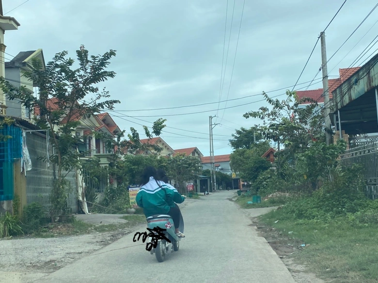 Học sinh "đầu trần" đi xe m&ocirc; t&ocirc;, xe gắn m&aacute;y dễ gặp tr&ecirc;n nhiều tuyến đường ở Quảng Ninh - Ảnh 2.