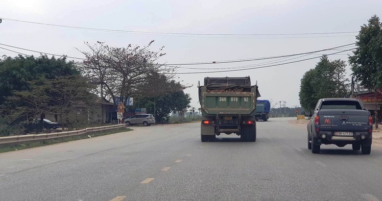 Hải Dương bổ sung biển cấm đỗ tr&ecirc;n quốc lộ 18 để đảm bảo ATGT - Ảnh 1.