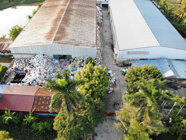 Hải Dương: Dự &aacute;n may mặc bị &ldquo;h&ocirc; biến&rdquo; th&agrave;nh cơ sở tập kết phế liệu tr&aacute;i ph&eacute;p - Ảnh 4.