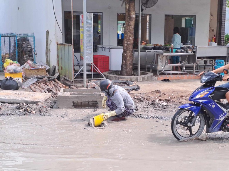 Cố gắng trong 2 tuần, thảm nhựa xong đoạn đường “cứ 1-2 ngày lại có người ngã” - Ảnh 2. Cố gắng trong 2 tuần, thảm nhựa xong đoạn đường “cứ 1-2 ngày lại có người ngã” - Ảnh 2.