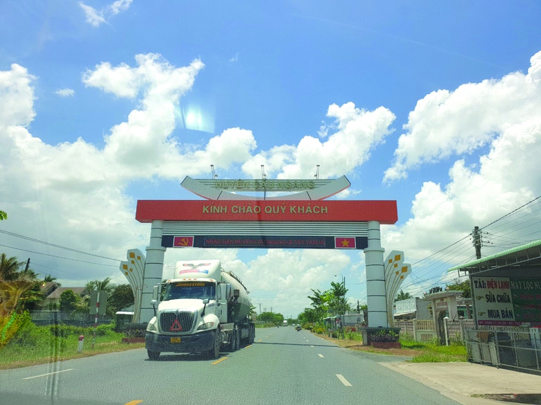 Vượt kh&oacute; mở rộng quốc lộ d&agrave;i nhất Tr&agrave; Vinh - Ảnh 1.