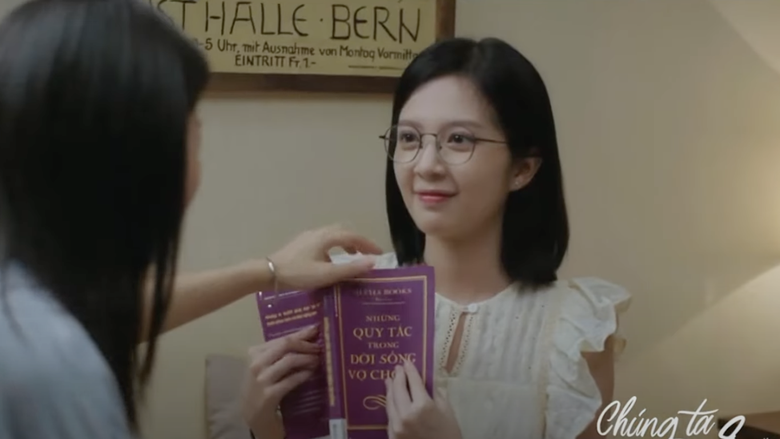 Nguyệt đọc sách tìm hiểu những quy tắc trong đời sống vợ chồng dù mới quen Tùng. Nguyệt đọc sách tìm hiểu những quy tắc trong đời sống vợ chồng dù mới quen Tùng.