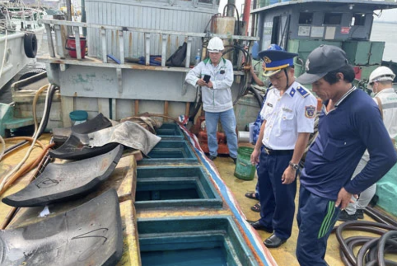 Khởi tố bắt tạm giam kẻ cầm đầu một vụ bu&ocirc;n lậu dầu tr&ecirc;n biển - Ảnh 1.