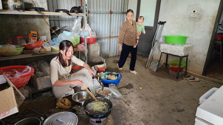 Nghị lực của cô gái có một chân trên quê hương 5 tấn - Ảnh 1. Nghị lực của cô gái có một chân trên quê hương 5 tấn - Ảnh 1.