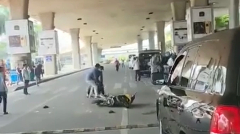 2 "qu&aacute;i xế" nh&iacute; g&acirc;y n&aacute;o loạn trước ga quốc tế T&acirc;n Sơn Nhất bị xử phạt  - Ảnh 1.