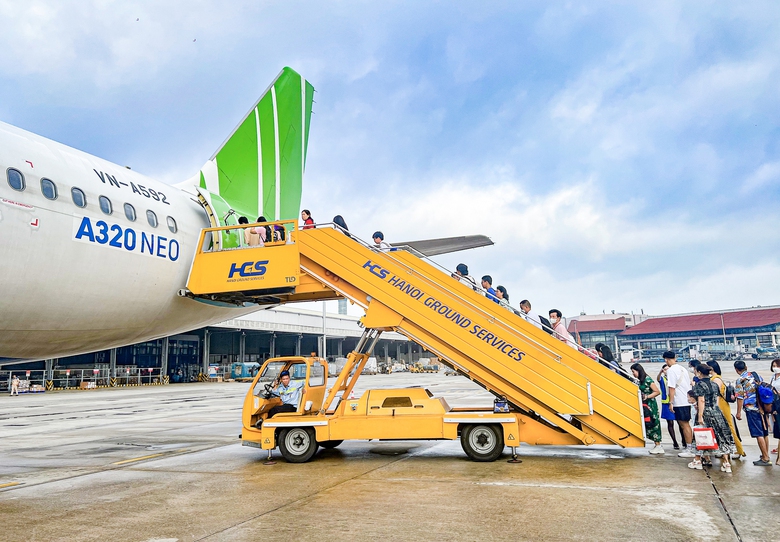 Bắt đầu &ldquo;n&oacute;ng&rdquo; v&eacute; m&aacute;y bay, t&agrave;u xe Tết - Ảnh 2.